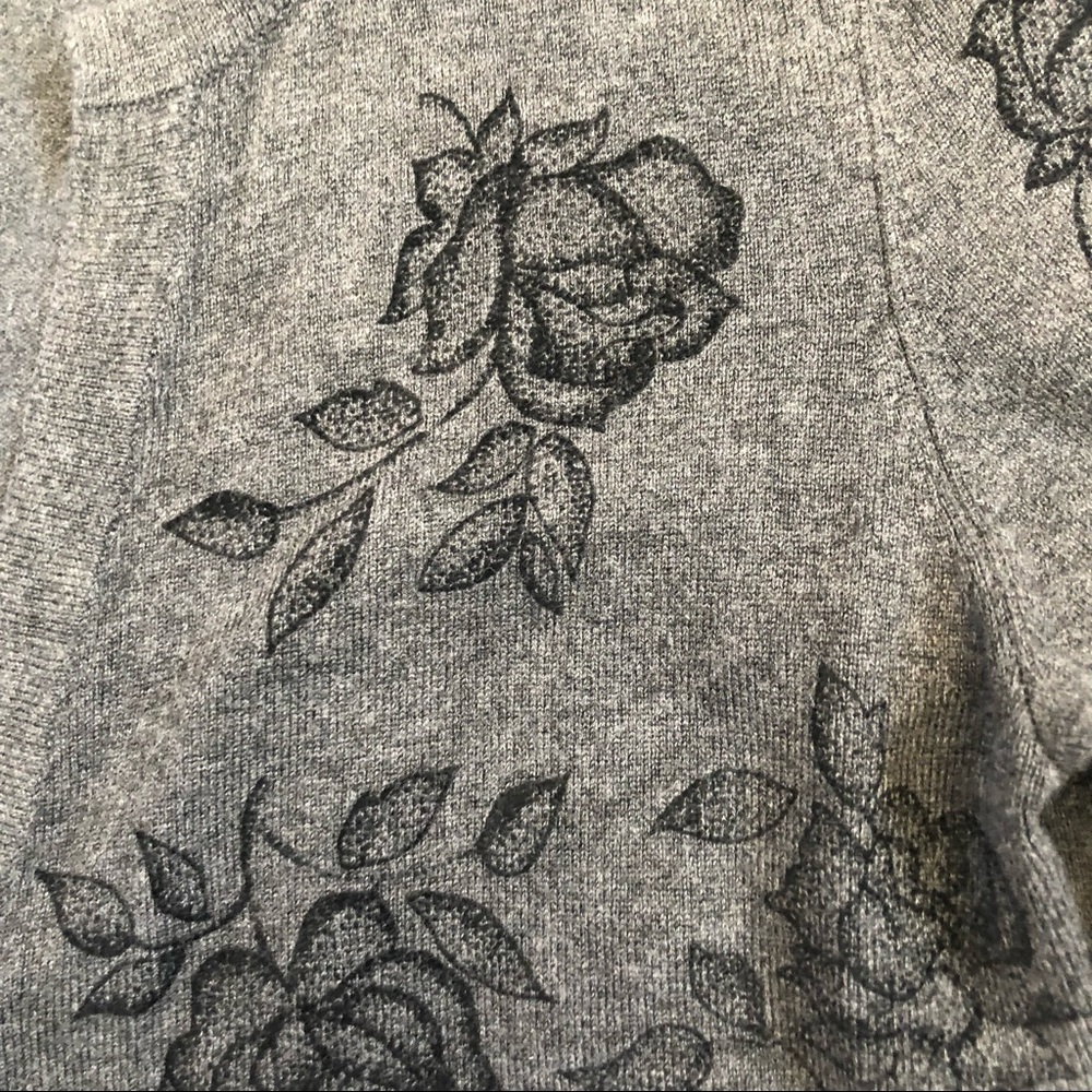White House Black Market XS gray w black floral cardigan NWOT - Picture 4 of 8